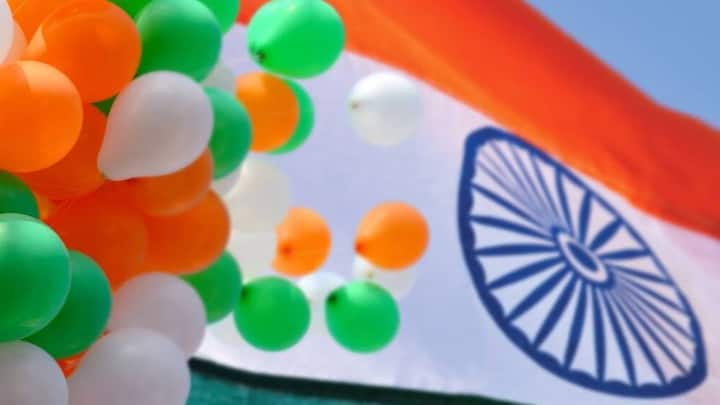 মাঝের সাদা ব্যান্ডের কাপড়ের পিছনদিকে গেরুয়া ও সবুজ রঙের ব্যান্ডের কাপড়টি ভাঁজ করে রেখে দিতে হবে ভিতরে।