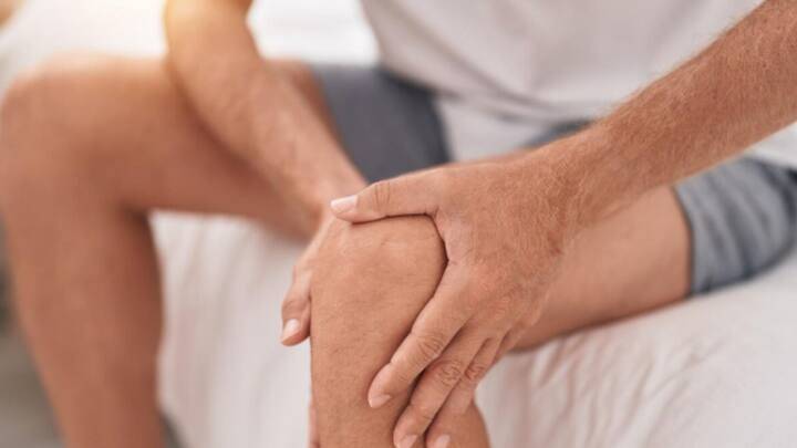 হাঁটুর উপর ভর দিয়ে বসলে, হাঁটু ঘষা খেলে, চামড়া শক্ত হতে শুরু করে। সেই সঙ্গে বাকি শরীরের তুলনায় গাঢ় বর্ণ ধারণ করে। শুষ্ক ত্বক যাঁদের, তাঁদেরও এই সমস্যা হয়।