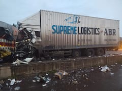 पुणे बेंगलोर महामार्गावर ट्रक-कंटेनरचा अपघात, बिअरच्या बाटल्या गोळा करायला नागरिकांची गर्दी