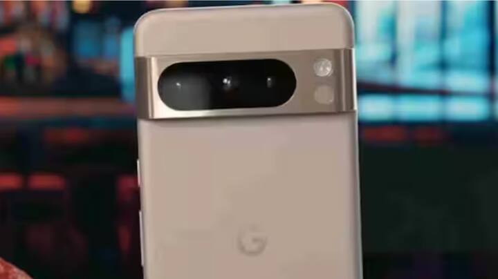 ਇਹ ਆਫਰ ਅਜਿਹੇ ਸਮੇਂ ਆਇਆ ਹੈ ਜਦੋਂ ਗੂਗਲ 20 ਅਗਸਤ ਨੂੰ ਆਪਣੀ ਨਵੀਂ Pixel 10 ਸੀਰੀਜ਼ ਲਾਂਚ ਕਰਨ ਜਾ ਰਿਹਾ ਹੈ। ਇਸਦਾ ਮਤਲਬ ਹੈ ਕਿ ਇਹ ਨਵੇਂ ਮਾਡਲ ਤੋਂ ਪਹਿਲਾਂ ਮੌਜੂਦਾ Pixel ਫੋਨ ਖਰੀਦਣ ਦਾ ਇੱਕ ਵਧੀਆ ਮੌਕਾ ਹੈ। Pixel 9 ਦਾ 256GB ਸਟੋਰੇਜ ਵੇਰੀਐਂਟ ਹੁਣ ਗੂਗਲ ਦੀ ਅਧਿਕਾਰਤ ਵੈੱਬਸਾਈਟ 'ਤੇ 69,999 ਰੁਪਏ ਵਿੱਚ ਉਪਲਬਧ ਹੈ। ਇਸ ਦੇ ਨਾਲ, 7,000 ਰੁਪਏ ਤੱਕ ਦਾ ਤੁਰੰਤ ਕੈਸ਼ਬੈਕ ਅਤੇ 5,000 ਰੁਪਏ ਦਾ ਐਕਸਚੇਂਜ ਬੋਨਸ ਵੀ ਦਿੱਤਾ ਜਾ ਰਿਹਾ ਹੈ। ਇਹ ਬੋਨਸ ਪੁਰਾਣੇ ਸਮਾਰਟਫੋਨ ਨੂੰ ਐਕਸਚੇਂਜ ਕਰਕੇ ਪ੍ਰਾਪਤ ਕੀਤਾ ਜਾ ਸਕਦਾ ਹੈ, ਜਿਸ ਨਾਲ ਕੀਮਤ ਹੋਰ ਘੱਟ ਜਾਵੇਗੀ।