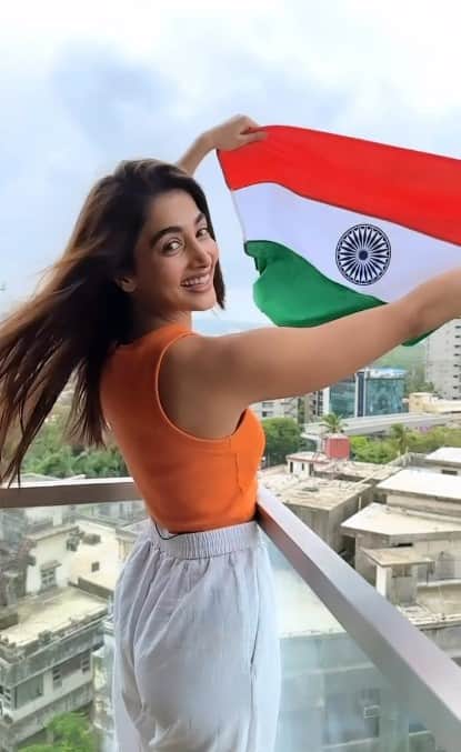 पूजा हेगड़े – अगर आप स्वतंत्रता दिवस पर इस बार कुछ वेस्टर्न कैरी करना चाहती हैं. तो पूजा का ये लुक बेस्ट है. आप व्हाइट पेंट के साथ ऑरेंज टॉप कैरी कर तिरंगा वाला लुक पा सकती हैं.