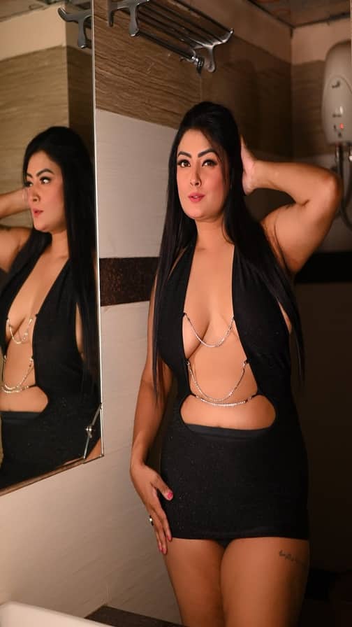 બ્લેક લૂકમાં હોટ પોઝ આપતી જોવા મળી એક્ટ્રેસ ટ્વિંકલ કપૂર