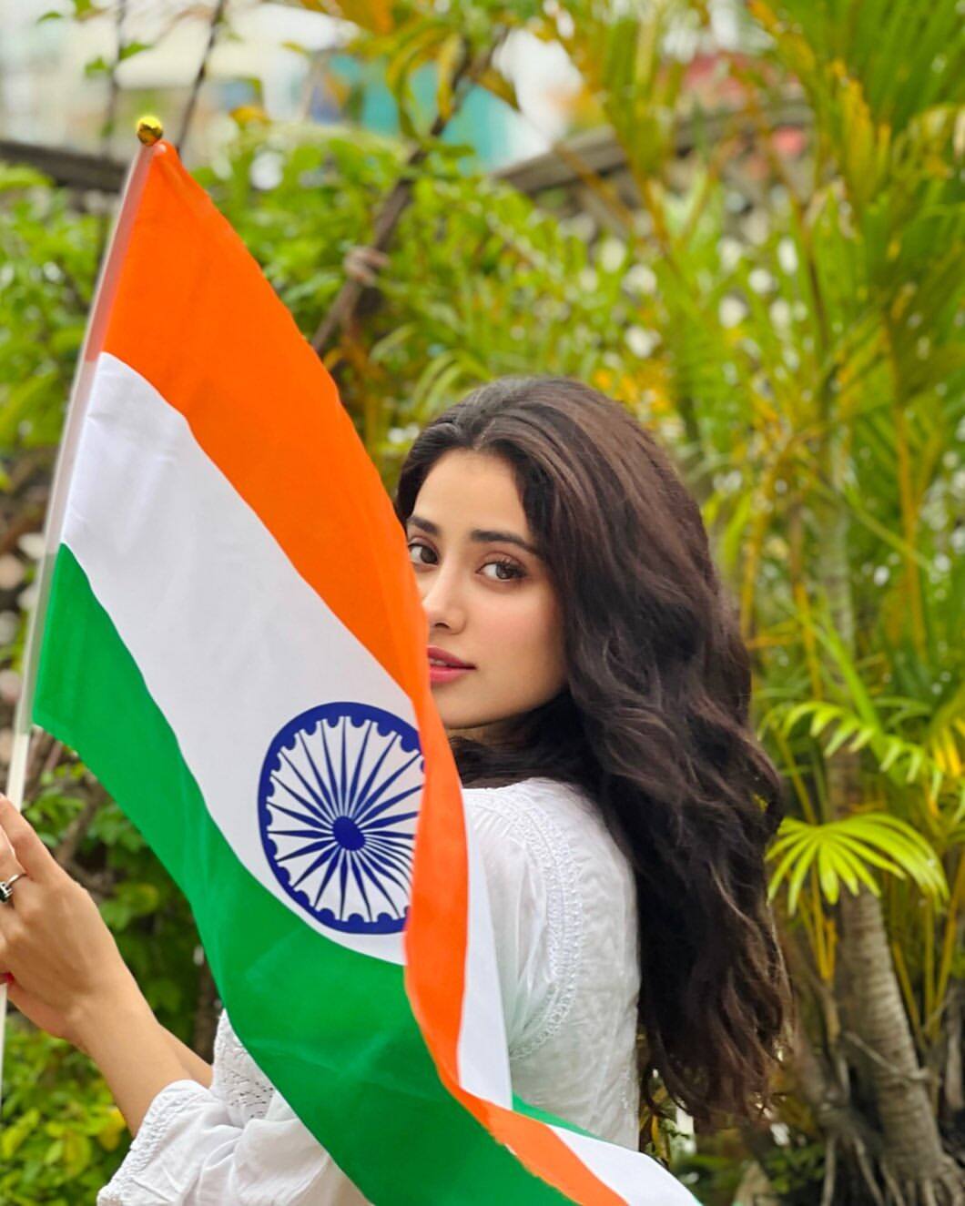 Jahnavi Kapoor - White Kurta always gives you a perfect look. You can look stylish by wearing it on August 15. With this, if you wear orange, white and green bangles. So your look will become even more special.