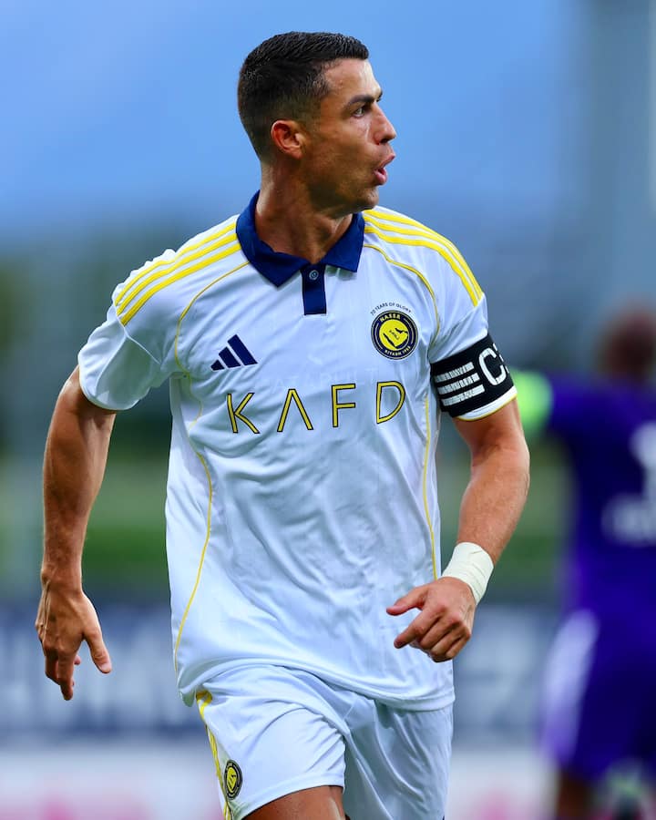 रिपोर्ट्स के मुताबिक रोनाल्डो के पास बुगाटी सेंटोडिसी कार है. जो दुनिया में सिर्फ 10 ही बनी है. इसके बाद उनके पास बुगाटी चिरोन है. जो दुनिया की सबसे तेज कार्स में से एक मानी जाती है.