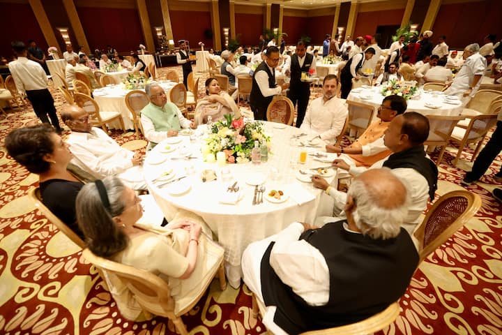 संसद के पूरे मानसून सत्र के दौरान बिहार SIR के मुद्दे और चुनाव आयोग पर लगे आरोपों को लेकर लगातार विरोध कर रहे विपक्ष के सभी सांसद सोमवार (11 अगस्त, 2025) को कांग्रेस अध्यक्ष मल्लिकार्जुन खरगे की तरफ से दी गई डिनर पार्टी में शामिल हुए.