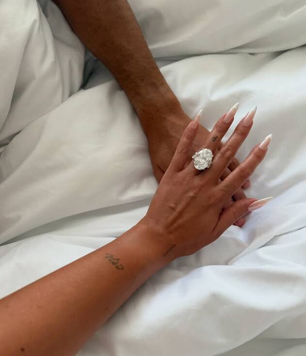 रोड्रिग्ज ने अपने इंस्टाग्राम हैंडल पर एक पोस्ट शेयर किया. इस पोस्ट में जॉर्जिना के हाथ में ओवल-शेप की हीरे की एंगेजमेंट रिंग साफ दिख रही थी. पोस्ट के कैप्शन में उन्होंने स्पैनिश में लिखा, “हां मैं तैयार हूं. इस जिंदगी में और अपनी सभी जिंदगियों में.”