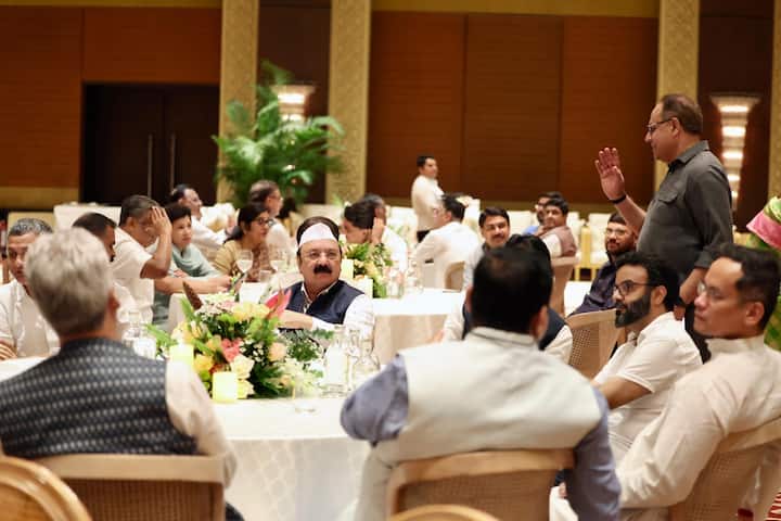 दिल्ली के होटल ताज पैलेस में ये डिनर पार्टी आयोजित की गई, जिसमें कांग्रेस संसदीय दल की अध्यक्ष सोनिया गांधी और लोकसभा में नेता विपक्ष राहुल गांधी, सांसद प्रियंका गांधी समेत कांग्रेस के सभी सांसद शमिल हुए. इंडिया ब्लॉक में शामिल कई दूसरी पार्टियों के सांसद भी इस डिनर पार्टी में पहुंचे.