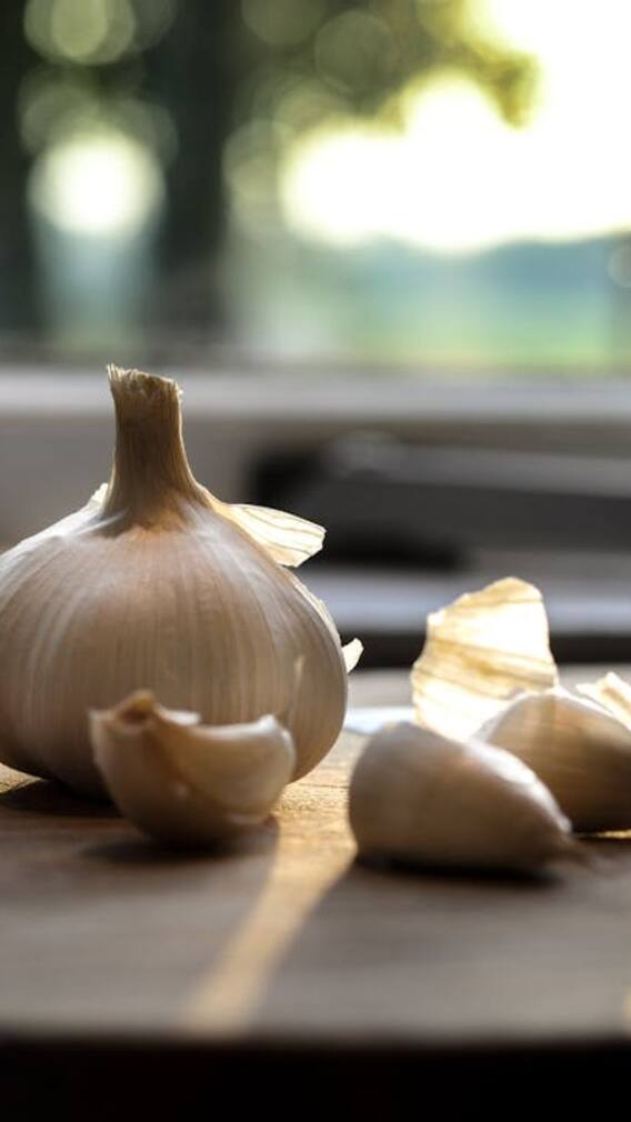 রান্না করতে গিয়ে হাতে রসুনের গন্ধ! এভাবে হবে দূর