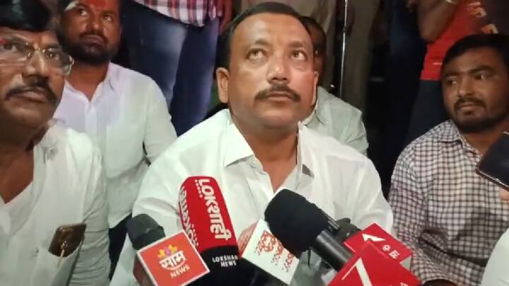 जितेंद्र आव्हाड यांनी माफी मागावी अन्यथा आम्ही उठणार नाही, आव्हाड यांनी आई तुळजाभवानी मंदिरातील कळस काढण्यासंदर्भाने वादग्रस्त वक्तव्य केल्याचंही भाजप कार्यकर्त्यांनी म्हटले.