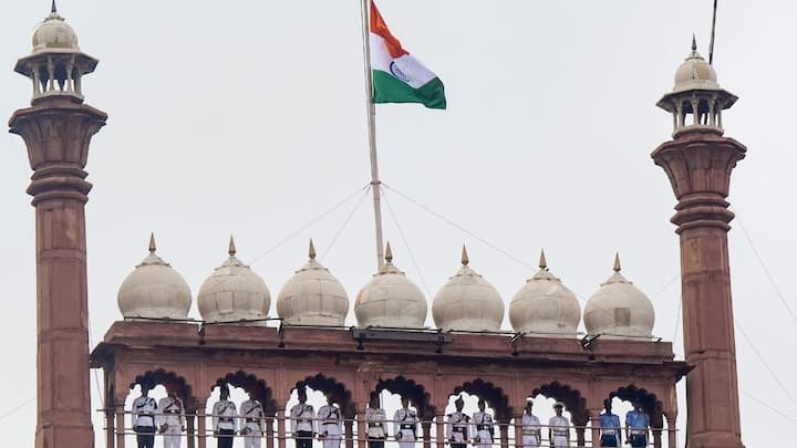 लंबे संघर्ष के बाद 1947 में भारत को दो स्वतंत्र देशों भारत और पाकिस्तान में विभाजित किया गया. 15 अगस्त 1947 को आधी रात को भारत को औपचारिक रूप से स्वतंत्रता मिली.