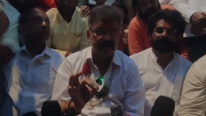 दरम्यान, कोणत्याही परिस्थितीत तुळजाभवानी मंदिराच्या गाभाऱ्याला हात लावू देणार नाही, ज्या पायऱ्यांवरून छत्रपती शिवाजी महाराज गेले त्या पायऱ्या आणि देवीच्या गाभाऱ्याला हात लावू देणार नाही, अशी भूमिका जितेंद्र आव्हाड यांनी घेतली आहे.