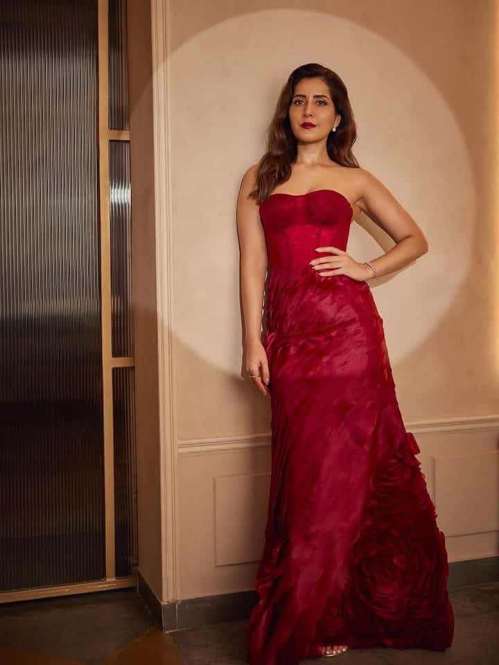 Raashii Khanna Look: રાશિ ખન્નાની કેટલીક તસવીરો આ સમયે સોશિયલ મીડિયા પર ધૂમ મચાવી રહી છે. જેમાં તે રેડ બોડીકોન લૂકમાં જોવા મળી રહી છે. રાશિનો આ ગ્લેમરસ લૂક વાયરલ થયો છે.