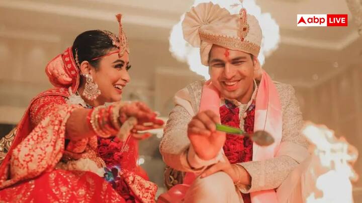 Arya Samaj Wedding: आर्य समाज में शादी कानूनी रूप से मान्य होती है. यह बिना किसी दिखावे और आडंबर के होती है. चलिए जानें कि आज के वक्त में कपल्स आर्य समाज की शादी को क्यों प्राथमिकता दे रहे हैं.
