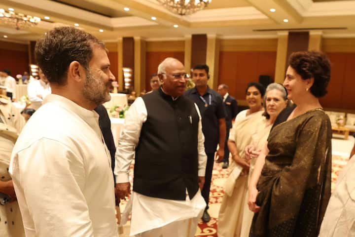 कांग्रेस की रणनीति है कि राहुल गांधी के नेतृत्व में इस मुद्दे को पूरे देश में पार्टी लेकर माहौल बने. इंडिया ब्लॉक के सभी दलों को साथ लेकर चलने के पीछे की एक बड़ी वजह ये भी है कि कांग्रेस दिखाना चाहती है कि पूरा विपक्ष राहुल गांधी के नेतृत्व में ही बीजेपी को घेरने की कोशिश कर रहा है. ताकि इसका फ़ायदा आगामी चुनावों में कांग्रेस को मिल सके.