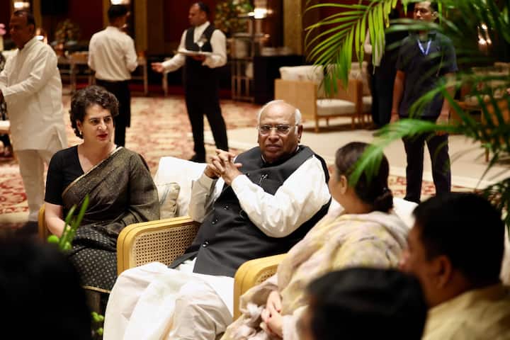 हैरानी की बात ये रही कि खुद को इंडिया ब्लॉक से अलग कर चुकी आम आदमी पार्टी के तीन सांसद भी इसमें शामिल हुए, जिसमें संजय सिंह, संदीप पाठक और अशोक मित्तल डिनर पार्टी में पहुंचे थे. जब AAP सांसदों से इस पर सवाल पूछा गया कि क्या एक बार फिर वो इंडिया ब्लॉक का हिस्सा होने जा रहे है तो इस पर संजय सिंह का साफ कहना था कि हम इंडिया ब्लॉक का हिस्सा नहीं हैं. इस मुद्दे विशेष पर हमारी राय भी विपक्ष के साथ है, इसलिए हम साथ दिखे.
