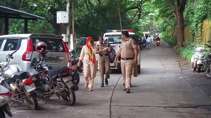 पोलिसांनी राजश्री, तिचा प्रियकर आणि त्याच्या भावाविरोधात गुन्हा दाखल केला आहे. राजश्रीला पोलिसांनी अटक केली असून चंद्रशेखर फरार आहे.