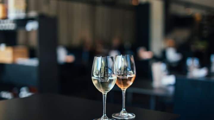 वाइन और शैंपेन दोनों को बनाने के लिए अंगूर का इस्तेमाल किया जाता है. शैंपेन में उन अंगूर का इस्तेमाल होता है, जो कि फ्रांस के शहर शैंपेन में उगाए जाते हैं.