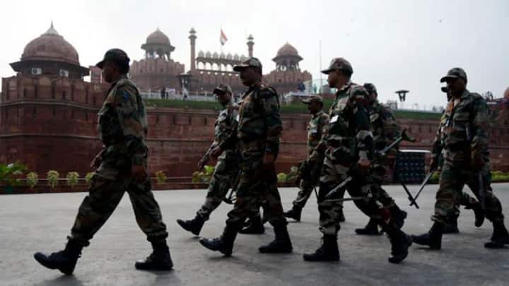 15 अगस्त के मौके पर देश की राजधानी में सुरक्षा और व्यवस्थाएं बेहद सख्त होती हैं. हजारों लोग कार्यक्रम का हिस्सा बनने आते हैं. तो प्रशासन भी पूरी तैयारी करता है. भीड़, ट्रैफिक और सुरक्षा जांच के बीच बिना परेशानी दिन बिताने के लिए कुछ जरूरी बातों का ध्यान रखना जरूरी है.