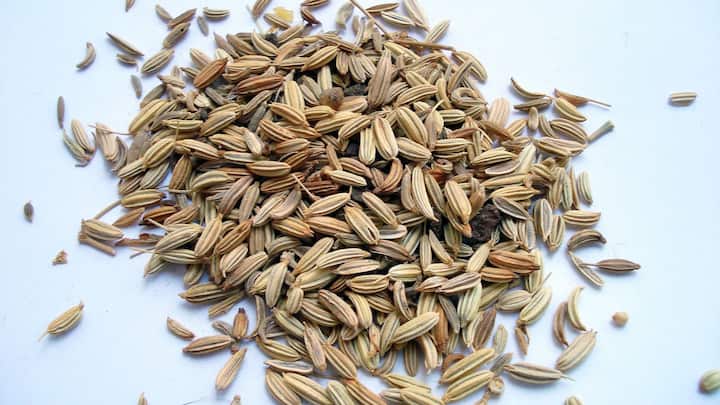 খালি পেটে মৌরির জল পান করলে হজম শক্তি বৃদ্ধি পায়।