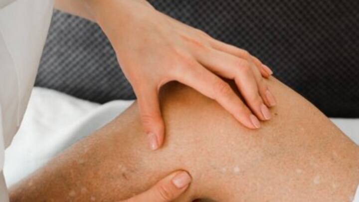 দোকান থেকে কেনা স্ক্রাবও ব্যবহার করতে পারেন। এতে ডেড সেল উঠে গিয়ে, গাঢ় ভাব দূর হবে।