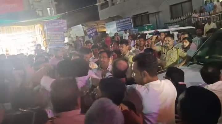 मंदिरातील सुरक्षारक्षक व आव्हाड यांच्या कार्यकर्त्यांत बाचाबाची देखील झाली होती, विशेष म्हणजे आ. आव्हाड मंदीरात पाहणी करत असल्याने भाविकांची दर्शन लाईन थांबवली, त्यामुळे मोठी गर्दी झाल्याचं सांगण्यात आलं.