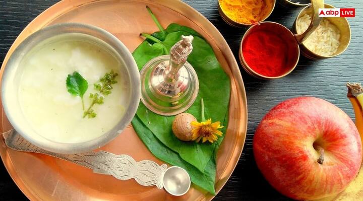 पंचामृत- पंचामृत भी कान्हा को अतिप्रिय है. जिसे बनाना बहुत आसान है. इसे बनाने के लिए दही और दूध में पांच प्रकार के मेवे मिला लें. इसमें शदह, गुड़ और गंगाजल भी मिला लीजिए. पंचामृत का प्रसाद तैयार है.