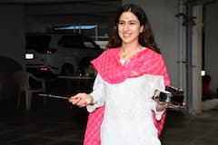 माथे पर तिलक, गले में भगवान का लॉकेट...बर्थडे पर ट्रेडिशनल लुक में सारा, पैप्स के साथ काटा केक