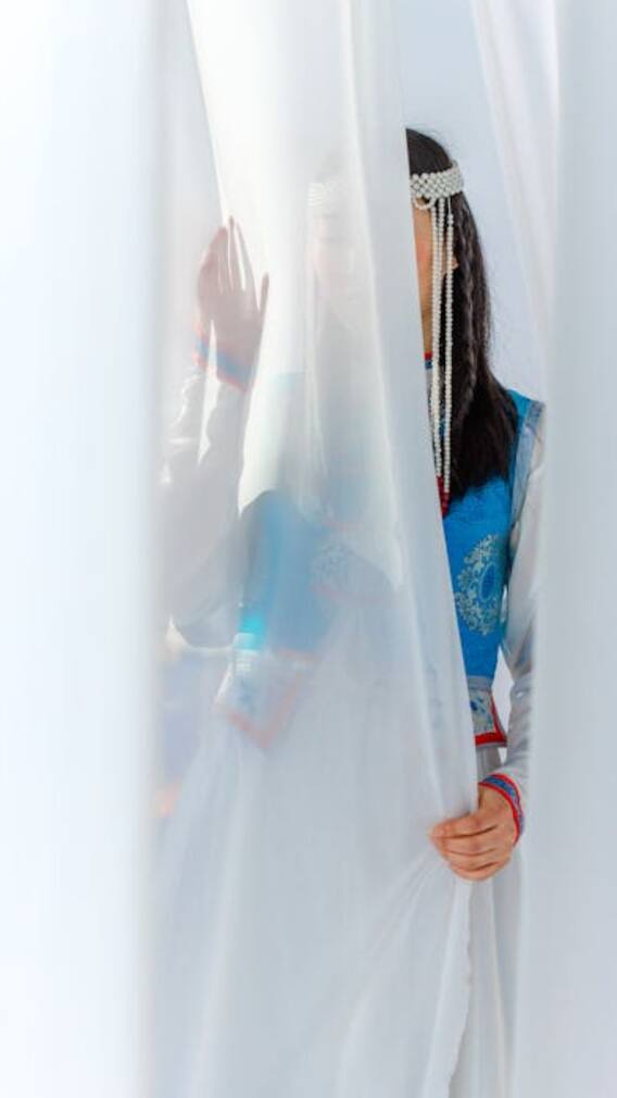 पुरुषांनो.. महिलांना 'या' कामं करताना चुकूनही पाहू नका!