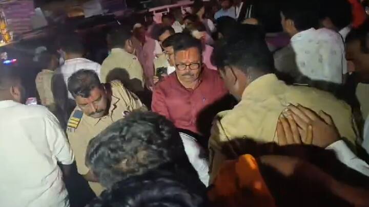 आमदार जितेंद्र आव्हाड यांना मंदीरात सोडलेल्या ठिकाणाहूनच आम्हालाही आत सोडण्यात यावे, असे म्हणत मंदिरात जाण्यासाठी कार्यकर्ते व पदाधिकारी यांची गर्दी झाली होती.