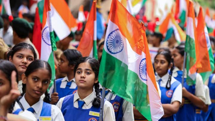 इस दिन स्कूलों, कॉलेजों और सरकारी कार्यालयों में सांस्कृतिक कार्यक्रम, परेड और देशभक्ति के गीतों का आयोजन होता है. यह दिन हमें लोकतंत्र, समानता और भाईचारे के मूल्यों को अपनाने की प्रेरणा देता है.