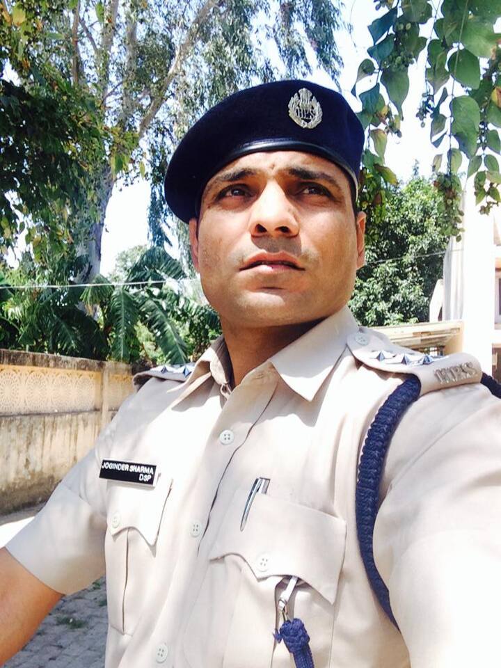 दूसरी ओर हरियाणा में डीएसपी जोगिंदर शर्मा की बेसिक सैलरी 53,100 से 1,67,800 के बीच है. यहां देखने वाली बात यह है कि बेसिक पे की शुरुआत सिराज से थोड़ी कम है.