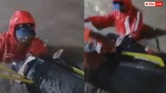 Video: डिलीवरी करने जा रहा शख्स भारी बारिश में खुले नाले में गिरा, फोन खो गया, बाइक भी टूटी, वीडियो वायरल