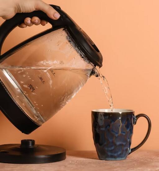 ਇੱਕ ਗਲਾਸ ਕੋਸੇ ਪਾਣੀ 'ਚ ਇਨ੍ਹਾਂ ਚੀਜ਼ਾਂ ਨੂੰ ਮਿਲਾ ਕੇ ਪੀਣ ਨਾਲ ਮਿਲਦੇ ਗਜ਼ਬ ਫਾਇਦੇ, ਦੂਰ ਹੁੰਦੀਆਂ ਕਈ ਬਿਮਾਰੀਆਂ