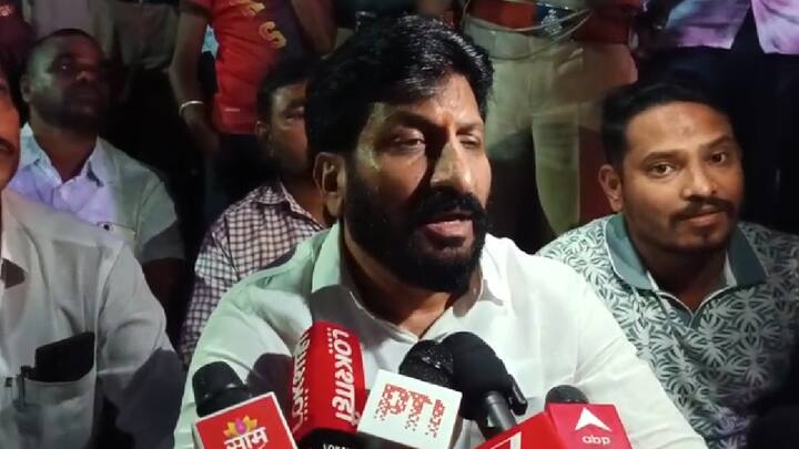 भाजप कार्यकर्त्यांनी जितेंद्र आव्हाड यांच्या गाडीसमोर ठिय्या मांडला, जितेंद्र आव्हाड यांनी हिंदूंच्या भावना दुखावल्या आहेत, आम्ही कोणत्याही परिस्थितीत त्यांना जाऊ देणार नाही, अशी भूमिका भाजप समर्थकांनी घेतली होती.