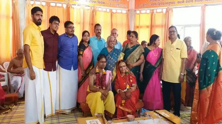 आर्य समाज में होने वाली शादियों में कम खर्चों पर दिखावटी रस्मों से बचा जा सकता है. ये जाति या धर्म के बंधन के बिना दो लोगों को शादी करने की अनुमति देती है.