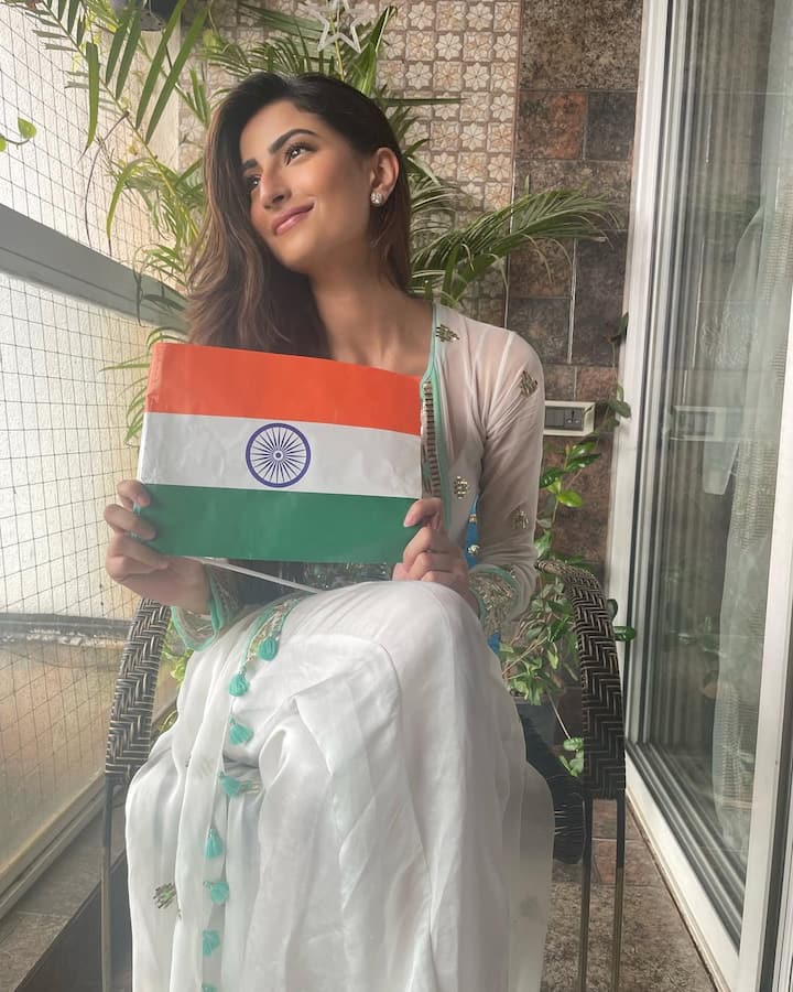 Palak Tiwari - If you do not want to wear pure white kurta on August 15, then you can also try contrasting suits in light color like Palak.