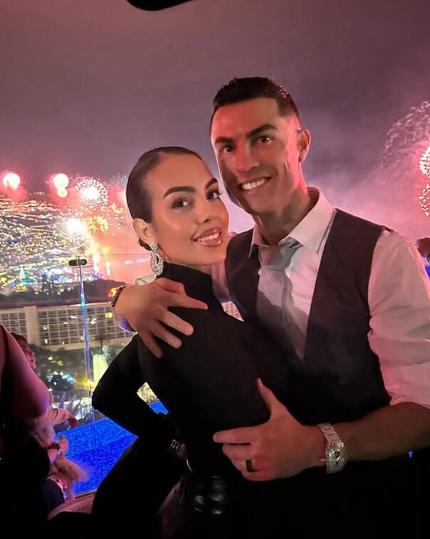 भारतीय रुपयों में रोड्रिग्ज के अंगूठी की कीमत की बारे में बात करें तो, ये लगभग 88 करोड़ रुपये के आस-पास है. जॉर्जिना और रोनाल्डो लगभग 8 साल से एक साथ हैं. दोनों के 5 बच्चे भी हैं.