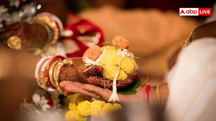 आर्य समाज में होने वाली शादियां हिंदू शादियों की तरह होती है. यहां अग्नि में सात फेरे लए जाते हैं. चलिए जानते हैं कि क्या आर्य समाज में की गई शादी इस्लाम में मान्य होती है और इस पर काजी क्या करते हैं?