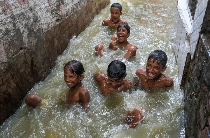 বুধবার দক্ষিণবঙ্গের উপকূলের জেলায় বৃষ্টির সম্ভাবনা। বৃষ্টির সম্ভাবনা বেশি থাকবে উপকূল ও পশ্চিমের দিকের জেলাতে। দক্ষিণ ২৪ পরগনা, পূর্ব ও পশ্চিম মেদিনীপুর এবং ঝাড়গ্রাম জেলার কিছু অংশে বজ্রবিদ্যুৎসহ বৃষ্টির সম্ভাবনা। সঙ্গে ৩০ থেকে ৪০ কিলোমিটার গতিবেগে দমকাঝোড়ো বাতাস বইবে। 