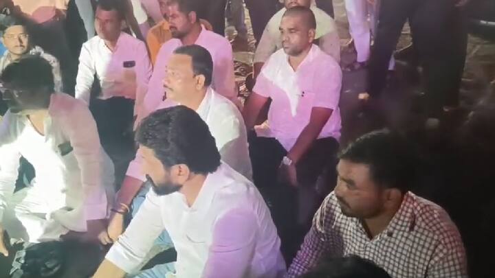 दुसरीकडे भाजप कार्यकर्ते आणि जितेंद्र आव्हाड यांच्या समर्थक कार्यकर्त्यांमध्येही धक्काबुकी झाल्याने तुळजाभवानी मंदिरासमोर प्रचंड गोंधळ उडाला होता, काही वेळ तणावाचे वातावरण निर्माण झाले होते.