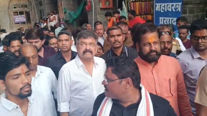 जितेंद्र आव्हाड मंदिरात दाखल झाल्यानंतर राजे शहाजी महाद्वारातून त्यांनी पाहणी केली. त्यानंतर, मदिरात प्रवेश केल्यानंतर त्यांचे कार्यकर्ते आणि सुरक्षारक्षक यांच्यात गोंधळ उडाल्याचं पाहायला मिळालं.