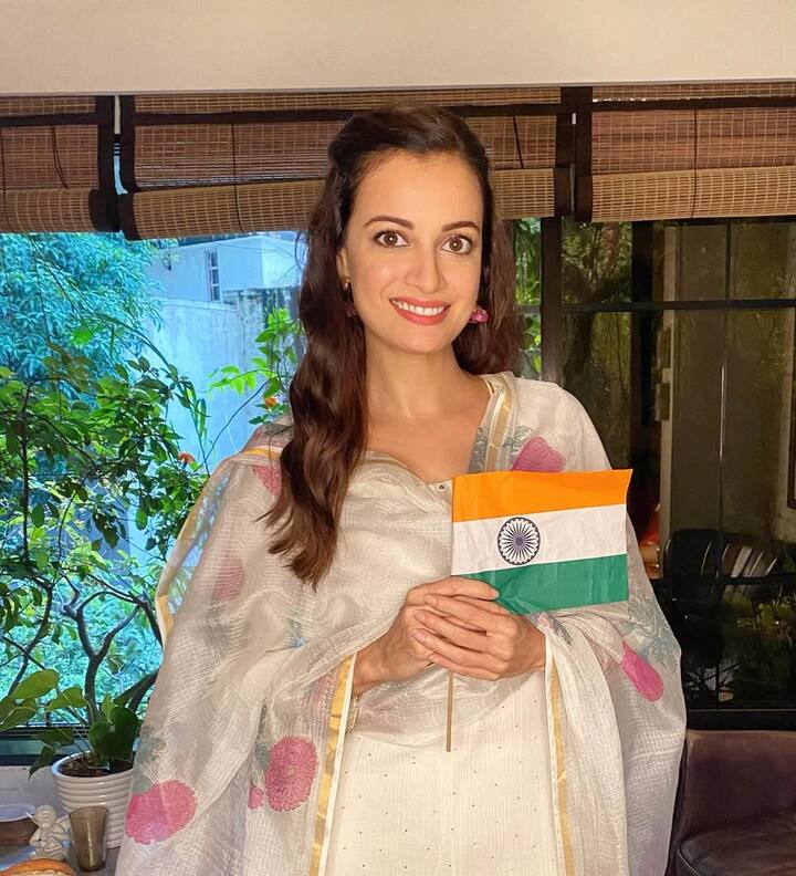Diya Mirza - Like actress Dia Mirza, you can also try white silk suits and a Plorel dupatta on Independence Day.
