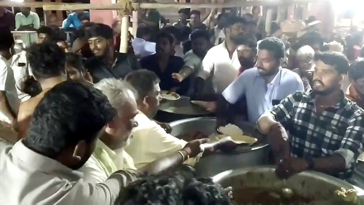 2000 பாட்டில்கள்,  34 சேவல், 45 ஆடுகள்.. குச்சனூர் சனீஸ்வரர் கோயிலில் ஆச்சரிய வழிபாடு!