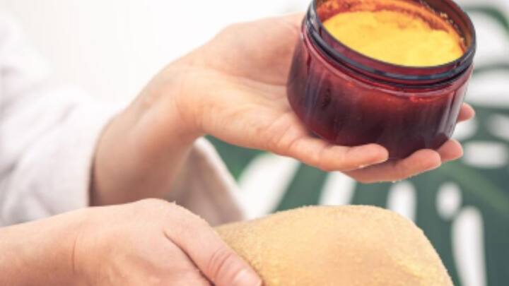 স্ক্রাবিংয়ের পর ময়শ্চারাইজার ভুলবেন না যেন। শিয়া বাটার, কোকো বাটার যুক্ত ক্রিম বা নারকেল তেল লাগাতে পারেন।