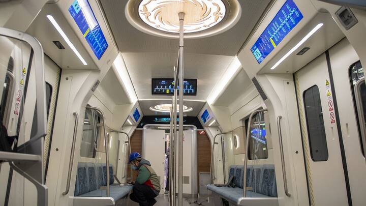 देशाचे रेल्वेमंत्री अश्विनी वैष्णव यांनी ट्विटरवरुन व्हिडिओ शेअर करत भारतीयांना पहिल्या हायड्रोजन ट्रेनची पहिली झलक दाखवली आहे.