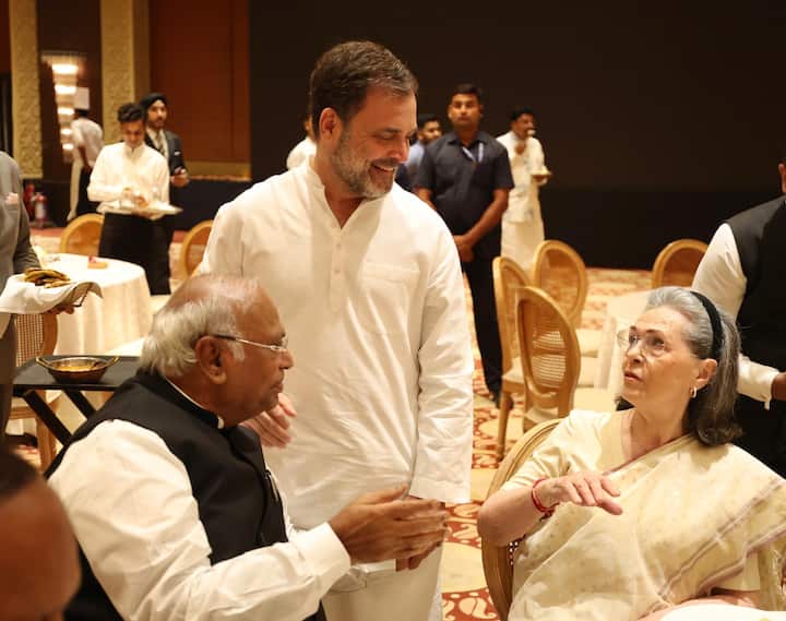 डिनर पार्टी से निकले सभी सांसदों ने भले ही इस पार्टी के दौरान किसी भी राजनीतिक चर्चा से इंकार किया हो, लेकिन इतना साफ़ है कि बिहार SIR के विरोध में और चुनाव आयोग पर धांघली के आरोपों को लेकर कांग्रेस लगातार सभी विपक्षी पार्टियों को जोड़ने की कोशिश कर रही है.