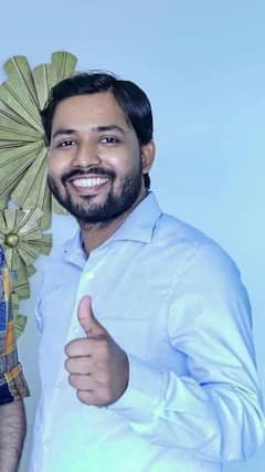 ২০০ টাকায় পড়ান ছাত্র-ছাত্রীদের, তবুও একদিনে খান স্যারের আয় শুনলে চমকে যাবেন