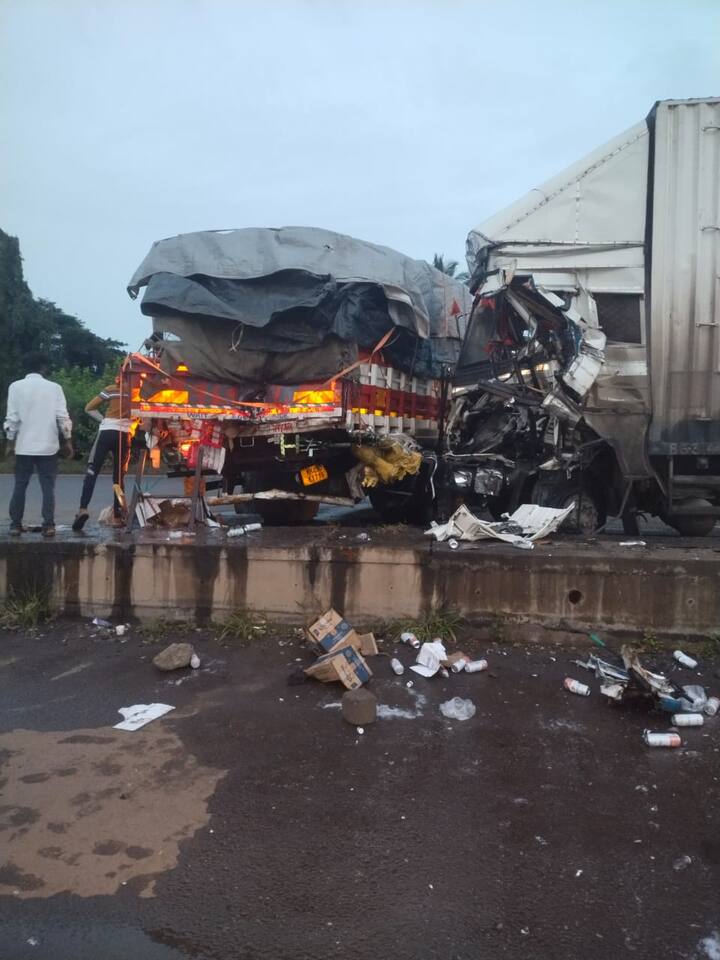 उभ्या असलेल्या बिअरची वाहतूक करणाऱ्या ट्रकला मागून आलेल्या कंटेनरने जोरदार धडक दिली. या धडकेमध्ये ट्रकचे मोठे नुकसान झाले असून, ट्रकमधील शेकडो बिअरच्या बाटल्या रस्त्यावर विखुरल्याने स्थानिक नागरिकांनी बाटल्या उचलण्यासाठी मोठी गर्दी केली.