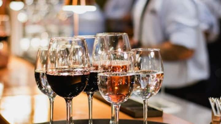 इसके बाद यही प्रक्रिया बोतल में दोहराई जाती है. तब इसे 15 महीने तक स्टोर किया जाता है और इसमें खास चीजें मिलाई जाती हैं. वहीं वाइन की बात की जाए तो इसे तीन बार स्टोर किया जाता है. इसके बाद ठंडा किया जाता है और फिर यीस्ट व शुगर मिलाई जाती है.