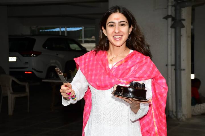 सारा ने पैपराजी के साथ अपने बर्थडे का केक भी कट किया. उनकी तस्वीरें सोशल मीडिया पर जमकर वायरल हो रही हैं.